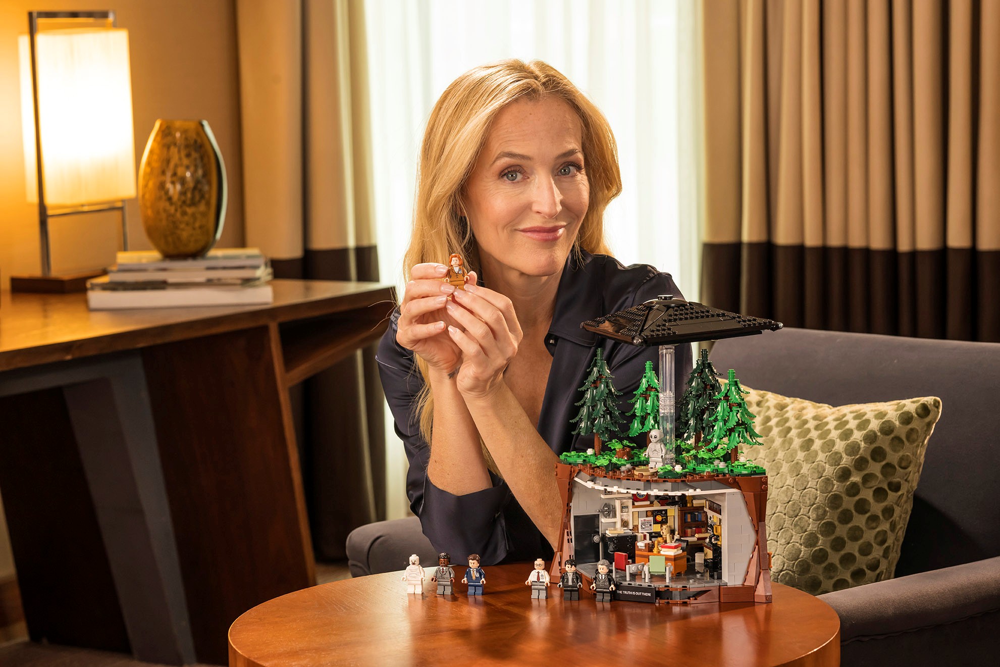 LEGO Ideas Akte X bringt Mulders Büro und ein schwebendes UFO ins Wohnzimmer