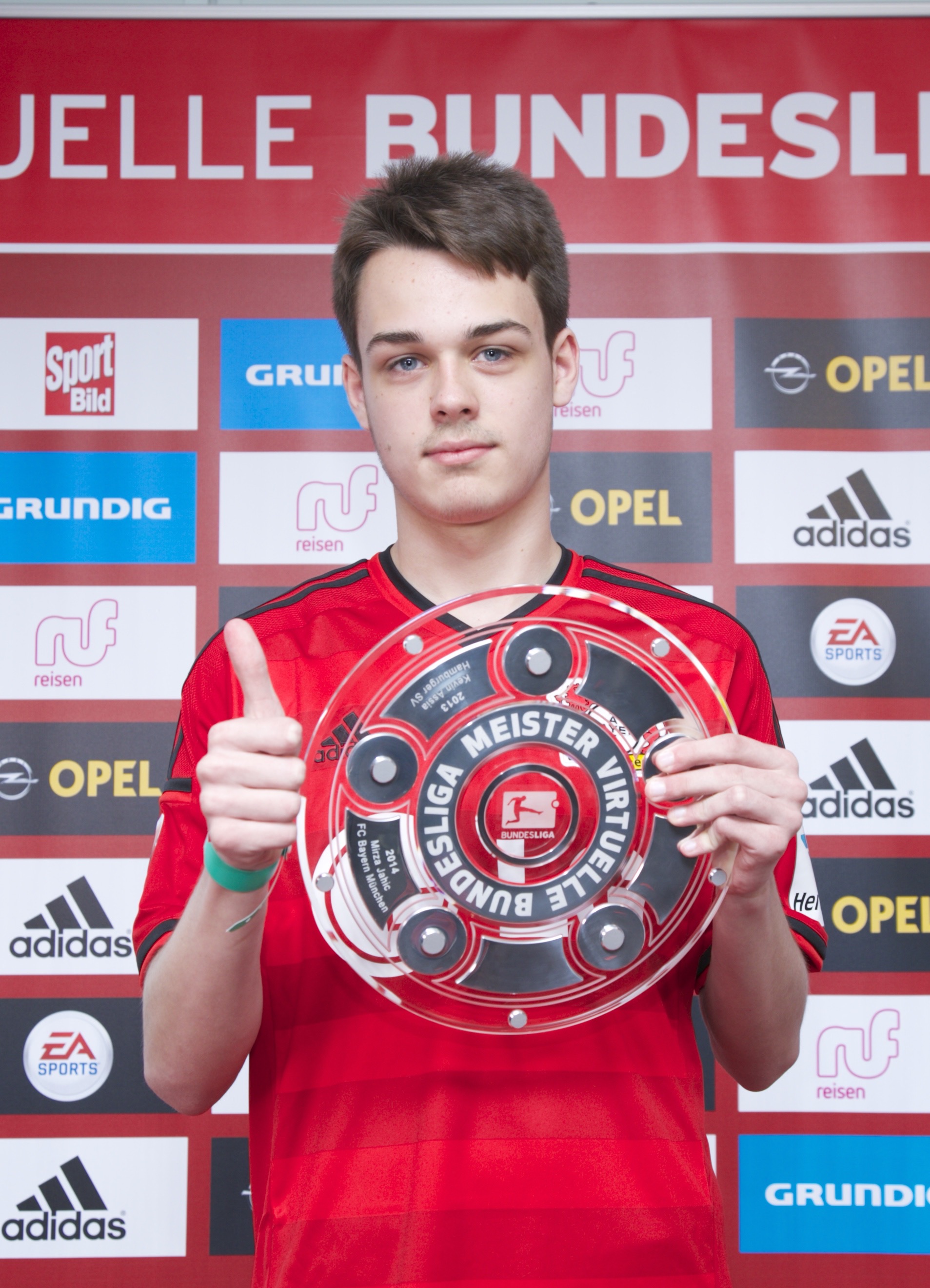 Niklas Raseck gewinnt die dritte Saison der Virtuellen Bundesliga