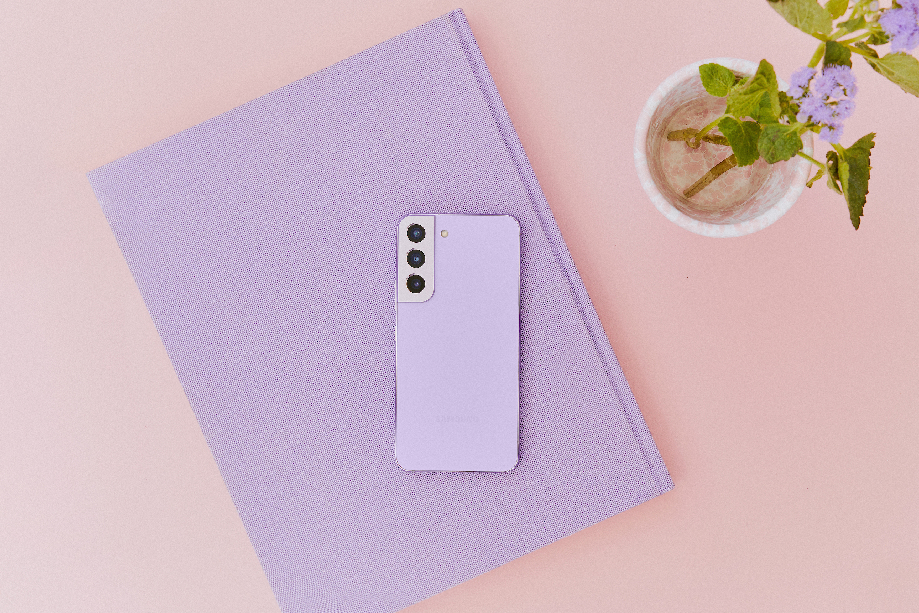 Samsung präsentiert das Galaxy S22 in der neuen stylischen Bora Purple Edition